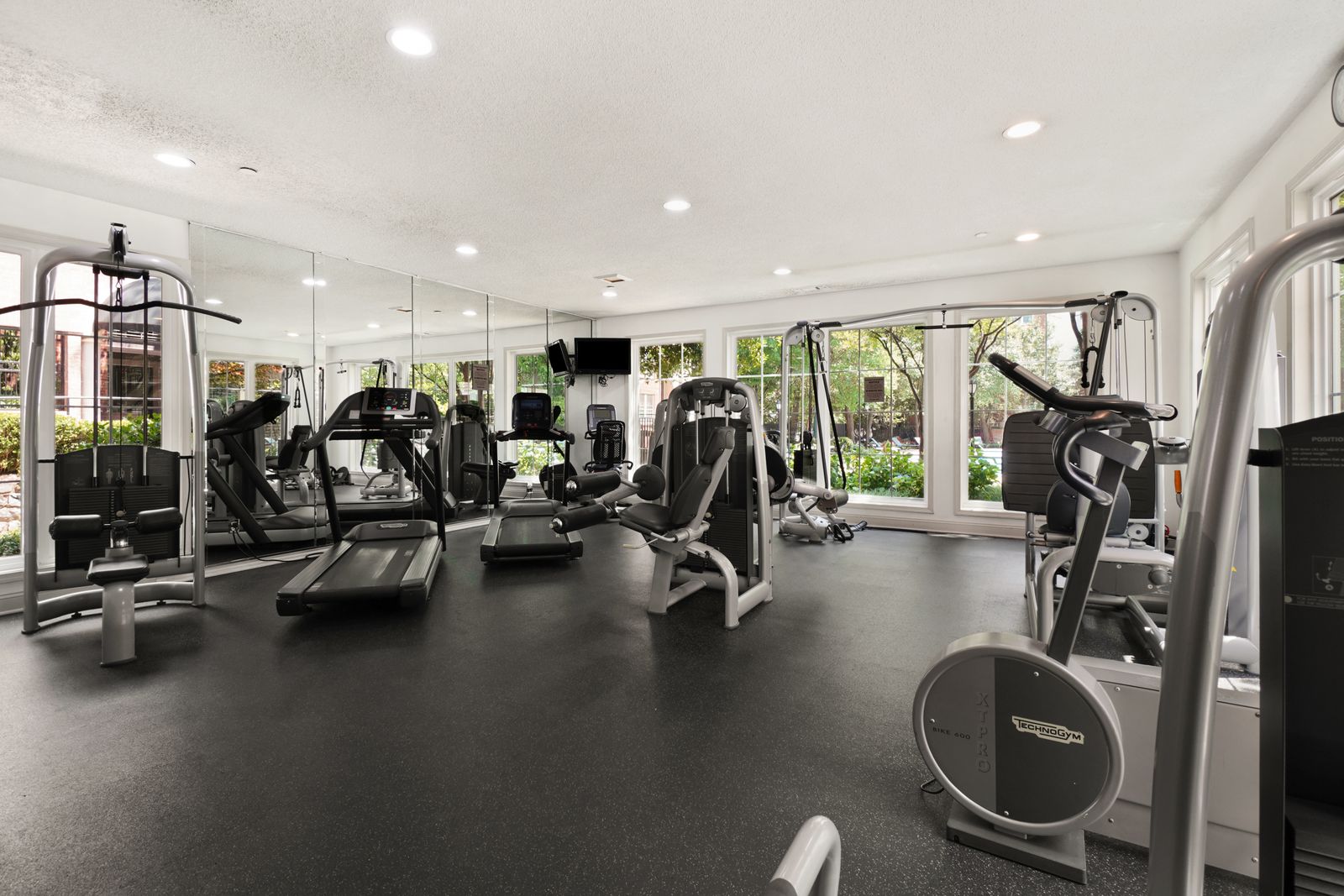 Foto ilustrativa de ambiente de academia com equipamentos de treino e espelhos
