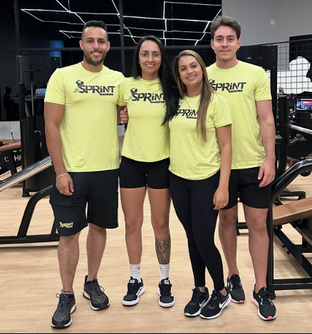 Equipe da Sprint Academia reunida, com os uniformes verde-lima da marca